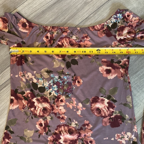 Polly & Esther Floral Flare Sleeve Top - Picture 5 of 6